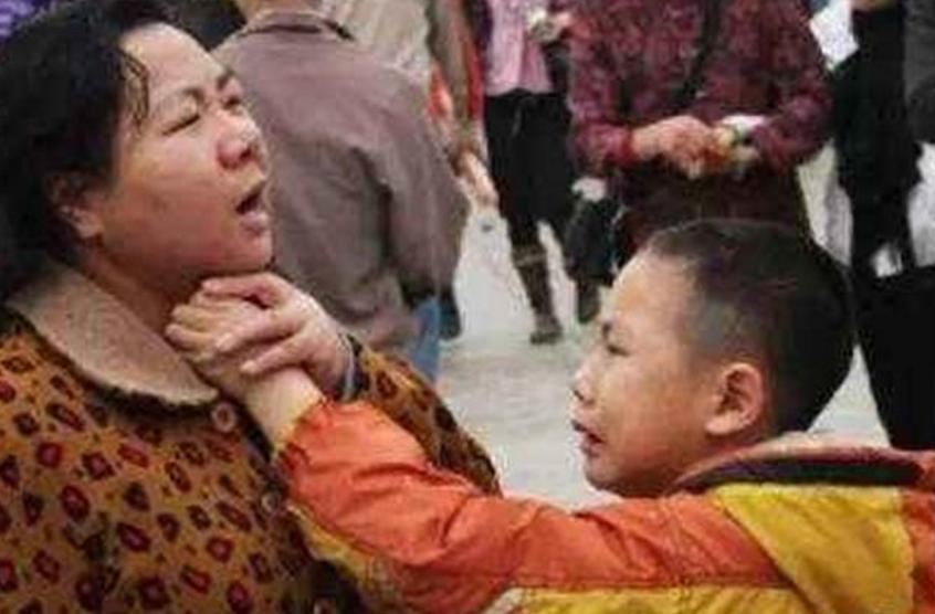 “这妈以后住养老院”，妈妈带娃吃汉堡，老板感慨母子20年后模样