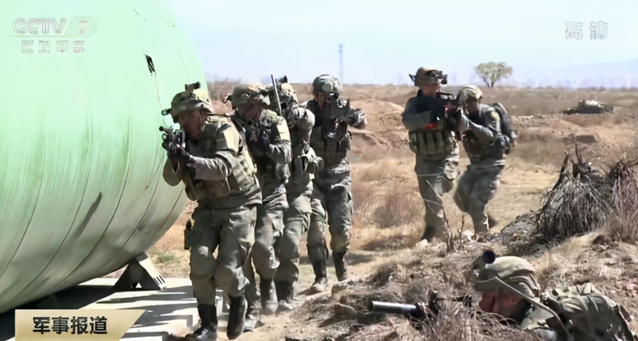 民兵换装21式迷彩和现役的一样吗,解放军新迷彩作战服图片