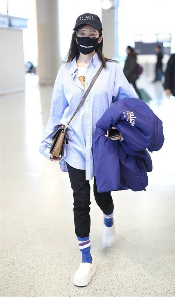 今年流行的袜子穿法大全,今年流行袜子套裤子的穿法