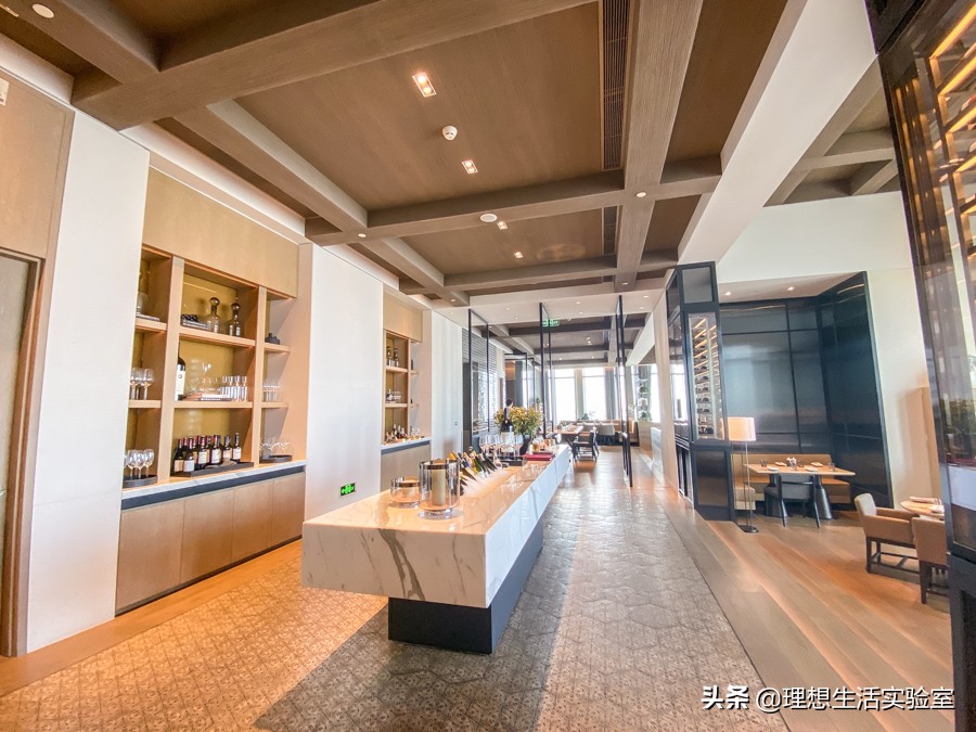 住在广州瑰丽酒店看外面风景,广州瑰丽酒店看到整个广州夜景