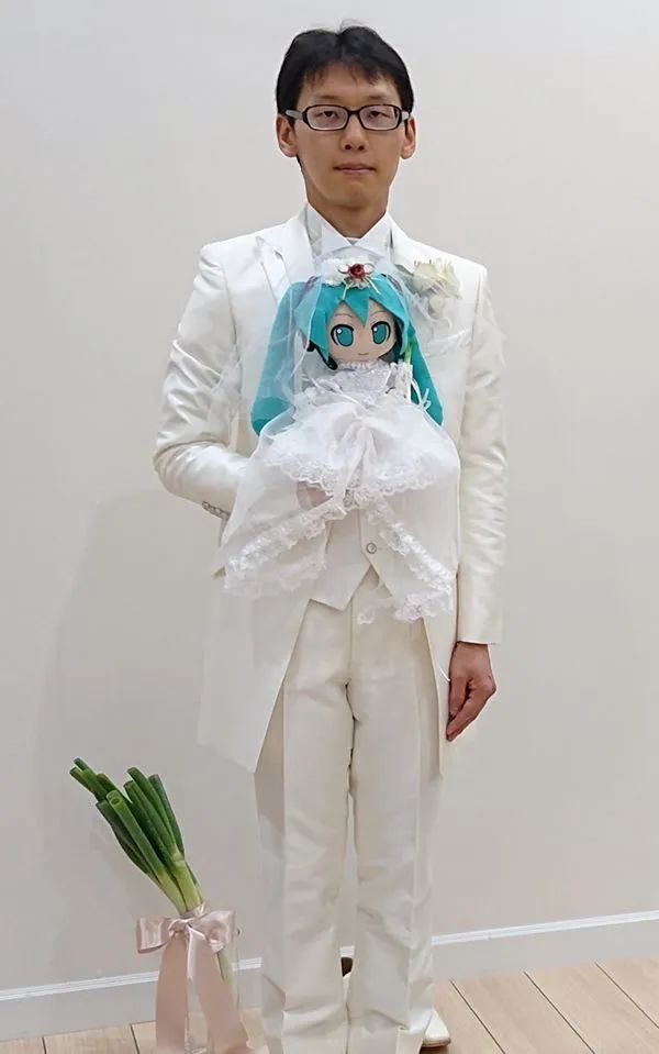 和初音结婚的真实现状,花200万和初音结婚的日本男子