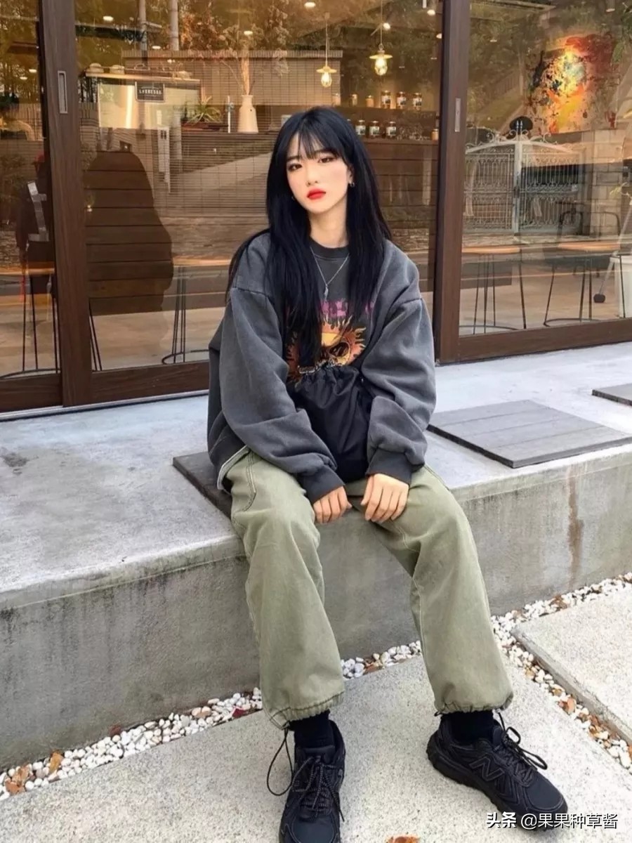 杨幂黑色字母袜王牌对王牌,杨幂格子衫高筒靴秀逆天长腿