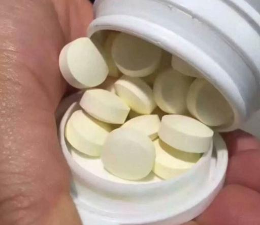 高温天气养绿萝？放点它，叶子油绿，1个月窜出2米长