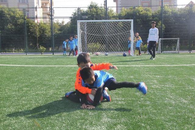 足球比赛可以让孩子学到什么,足球与孩子成长