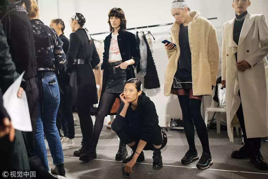 一场秀两三百万，中国生意人爱上国际时装周丨Cover计划