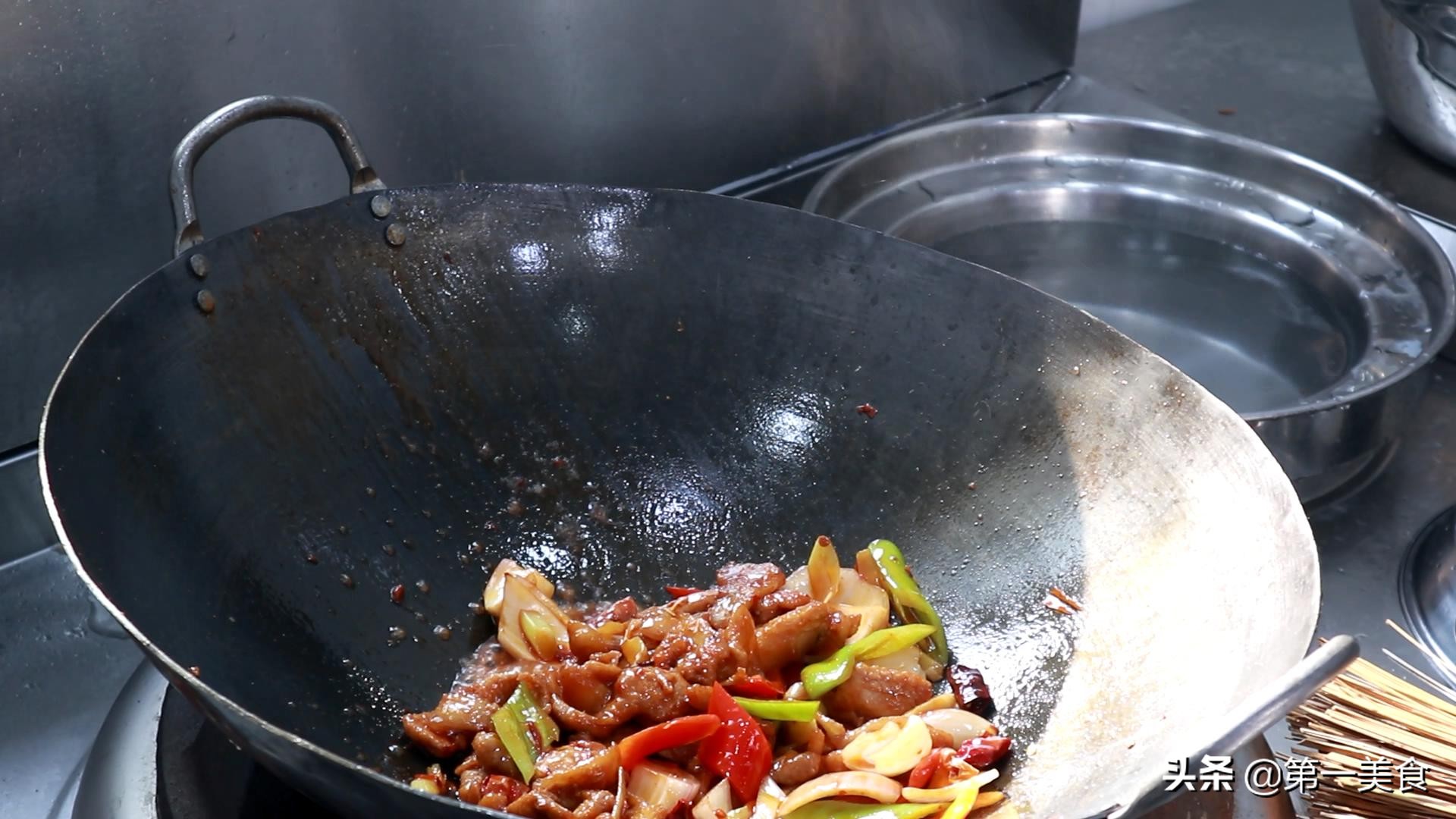 农家小炒肉用的是肉片还是肉丝,农家小炒肉为什么肉片要先腌