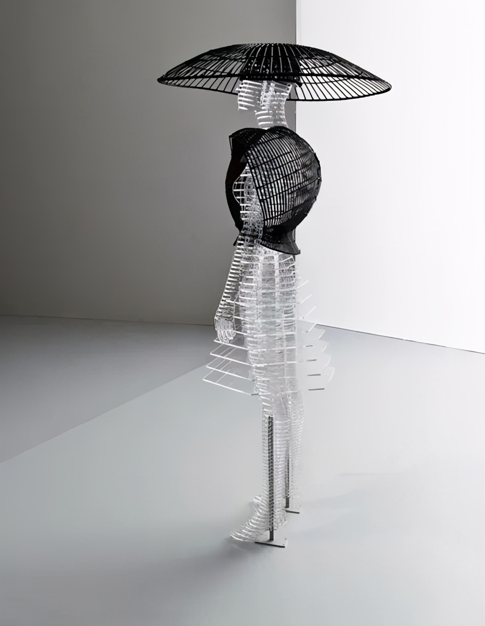 日本著名设计师三宅一生代表作,日本服装设计师三宅一生