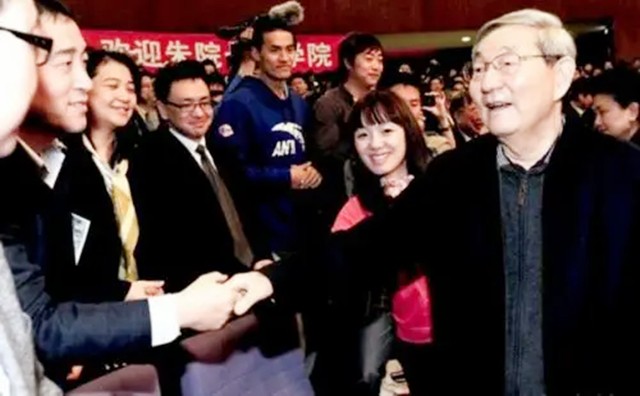 2001年，*镕基朱**告别清华演讲：做事不要落身后骂名