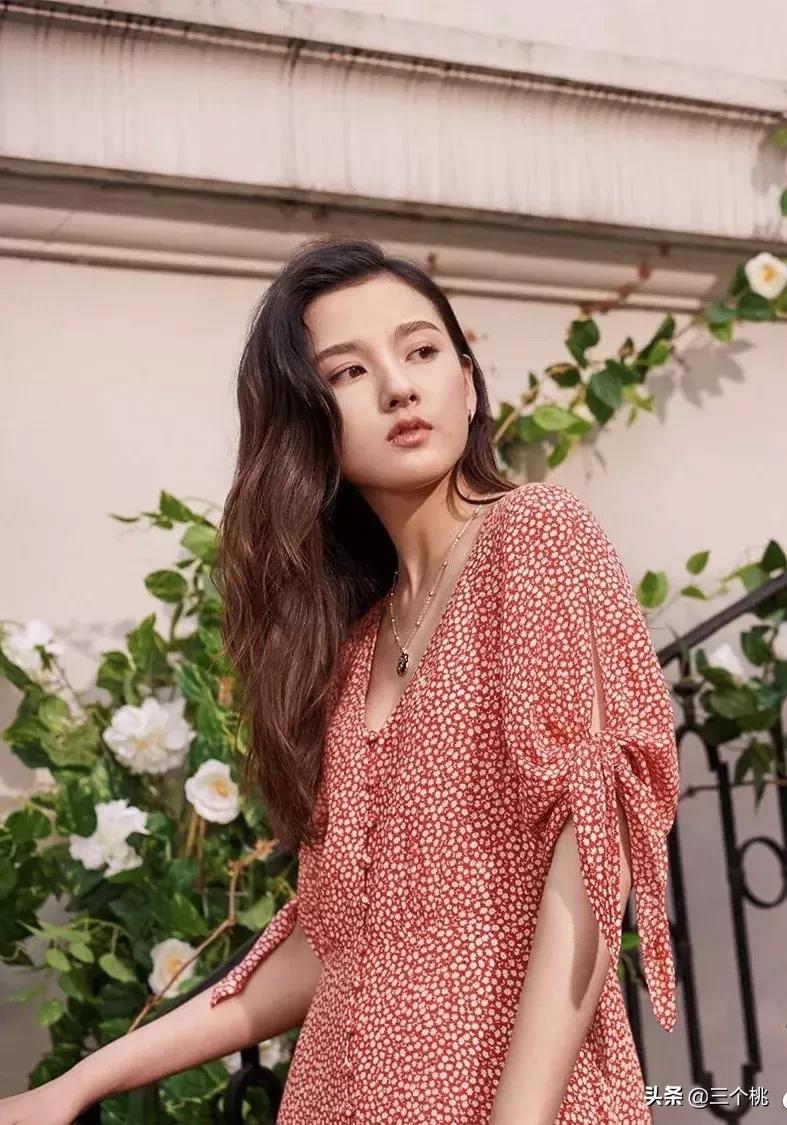 今年流行的裙子不穿高跟鞋,穿今年最流行的裙子