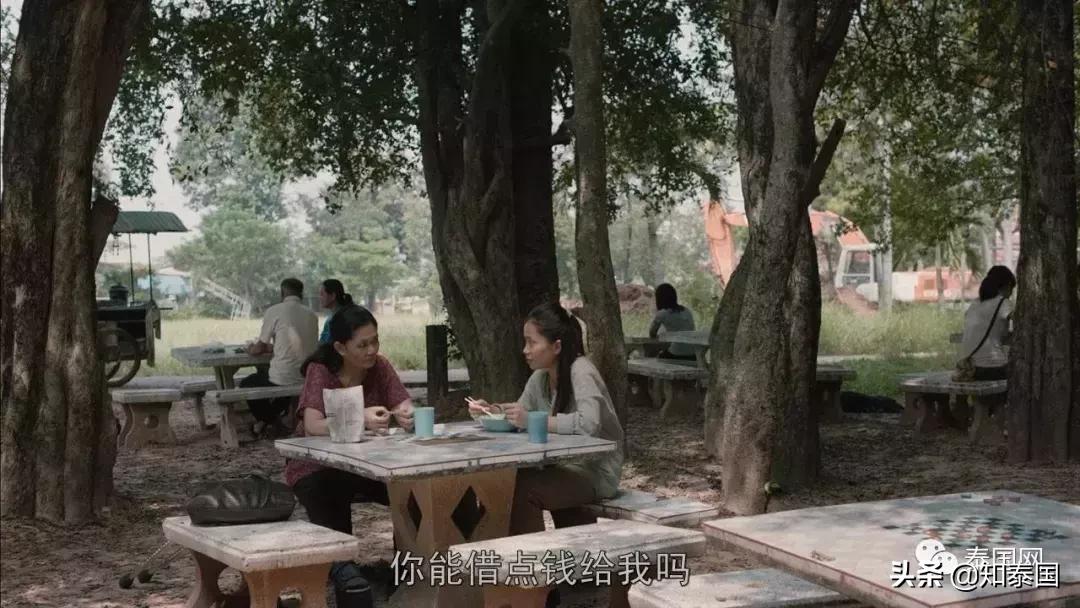 被士兵“上身”的年轻女巫，为何要去舔舐老女人伤痕累累的大腿？