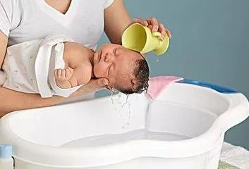 头发怎样柔顺光滑乌黑,用正确的方法护理宝宝的头发