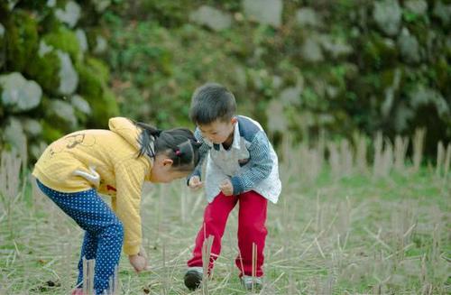 妹妹偷溜进哥哥房间“蹭床”，结局让网友笑翻：嚣张进去卑微出来