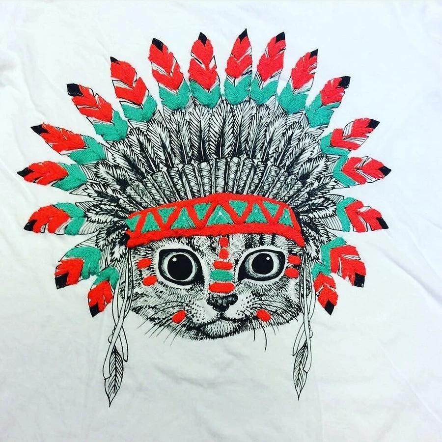 自己绣在衣服上的简单刺绣,手工刺绣t恤字母配色图片