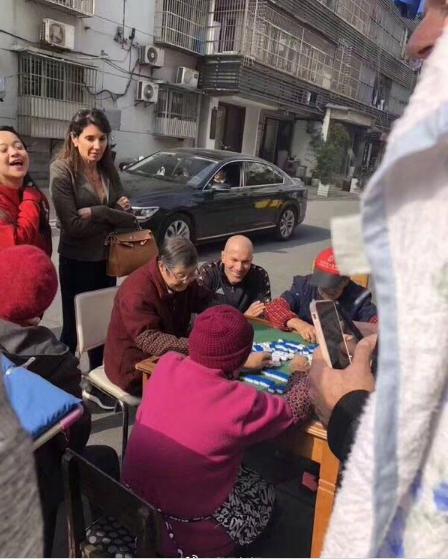 吸收东方玄学！齐达内围观中国大妈打麻将足坛传奇蹲地上笑容灿烂