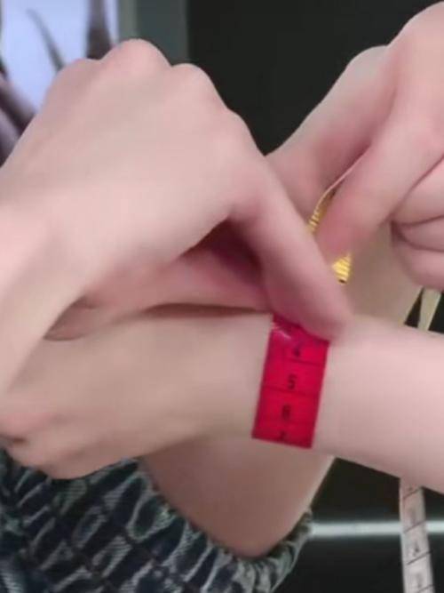 杨幂手围是多少,杨幂手围13cm