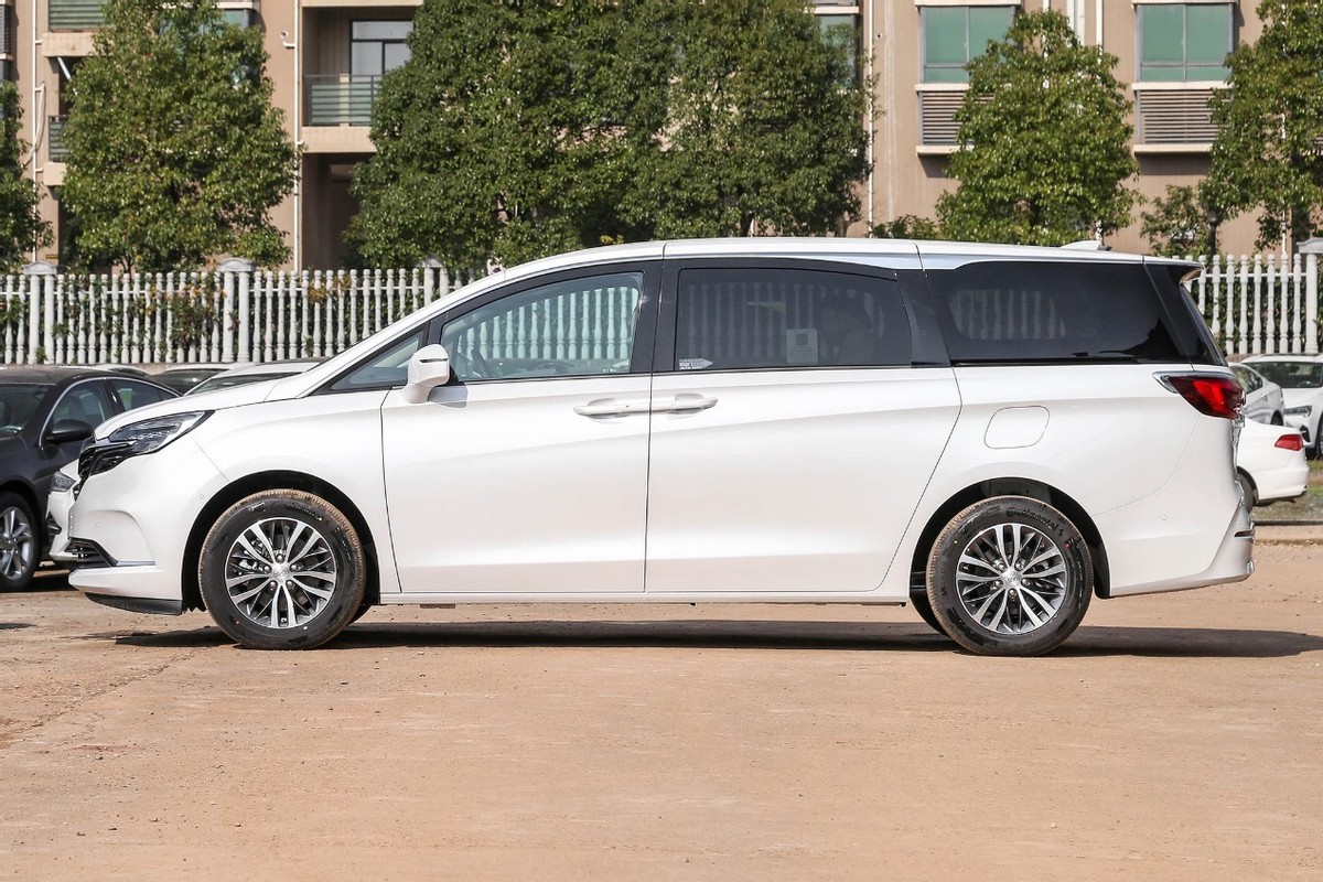 试驾别克gl8视频,别克gl8新款实际驾驶感受