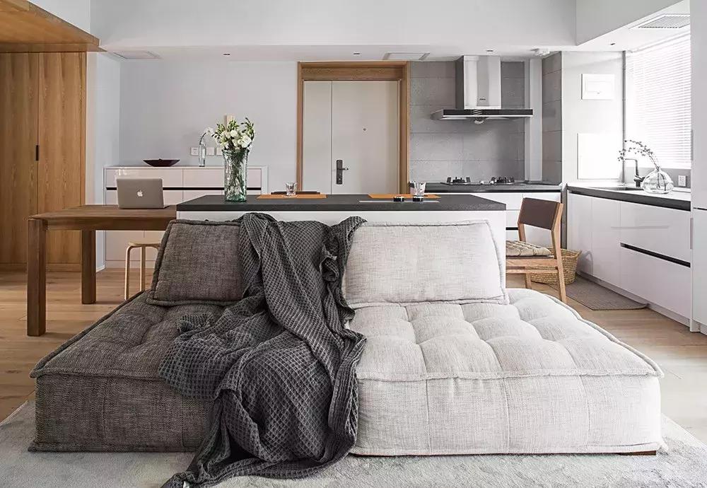 我和有钱人之间，就差一张白沙发了