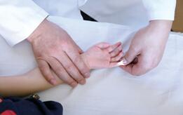 小孩推拿完打嗝怎么回事,小儿打嗝怎么推拿