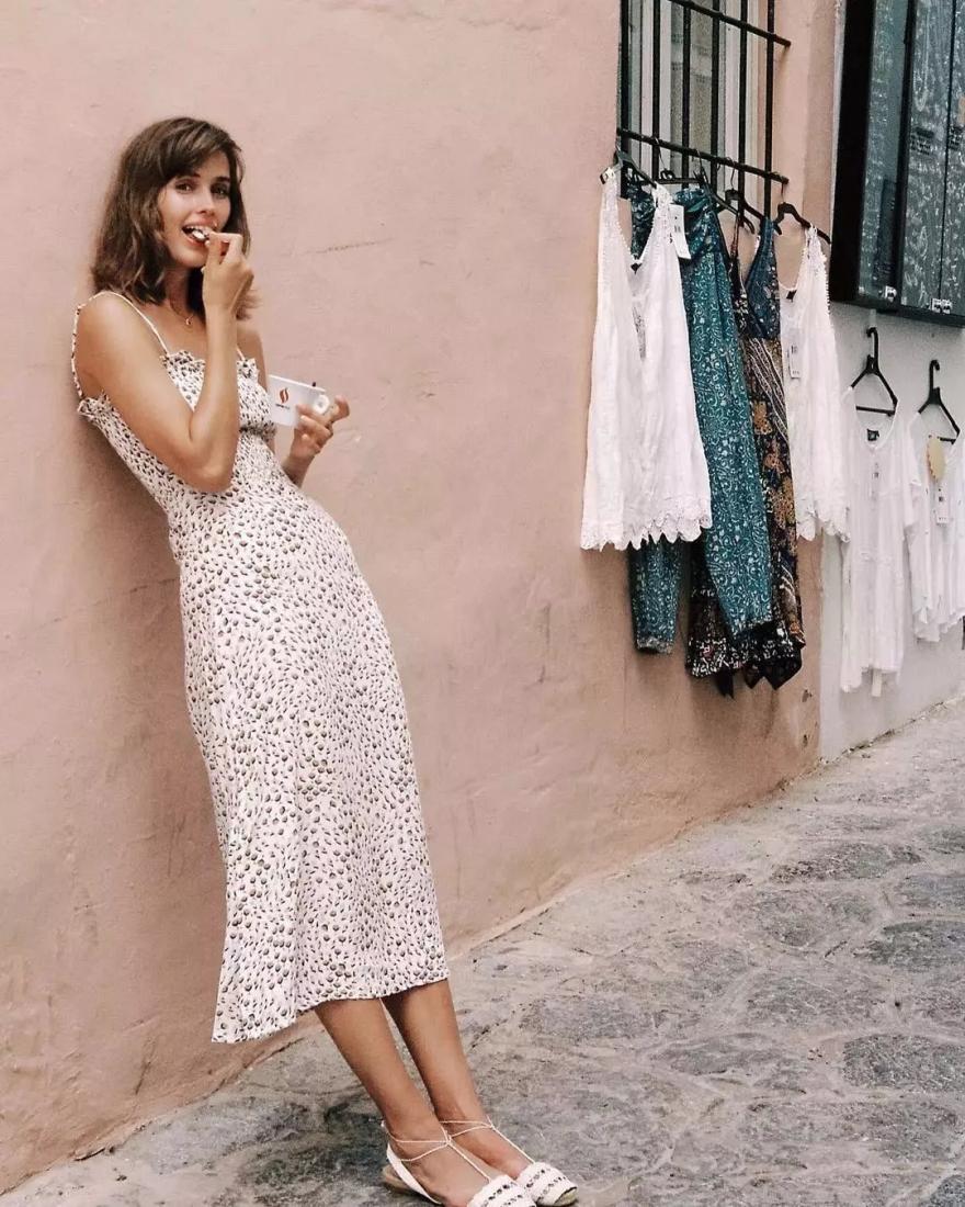 春天必备的粉色系碎花裙来了,春季碎花裙这样穿减龄优雅还高级