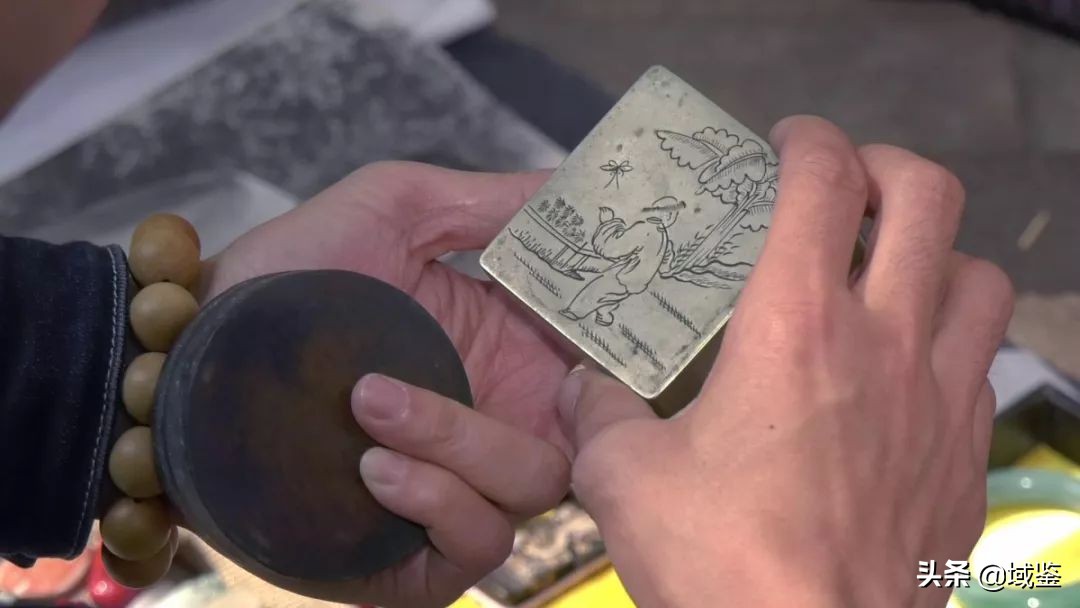 帅气主播地摊淘黄铜墨盒，遇上爽快嫂子给实在价