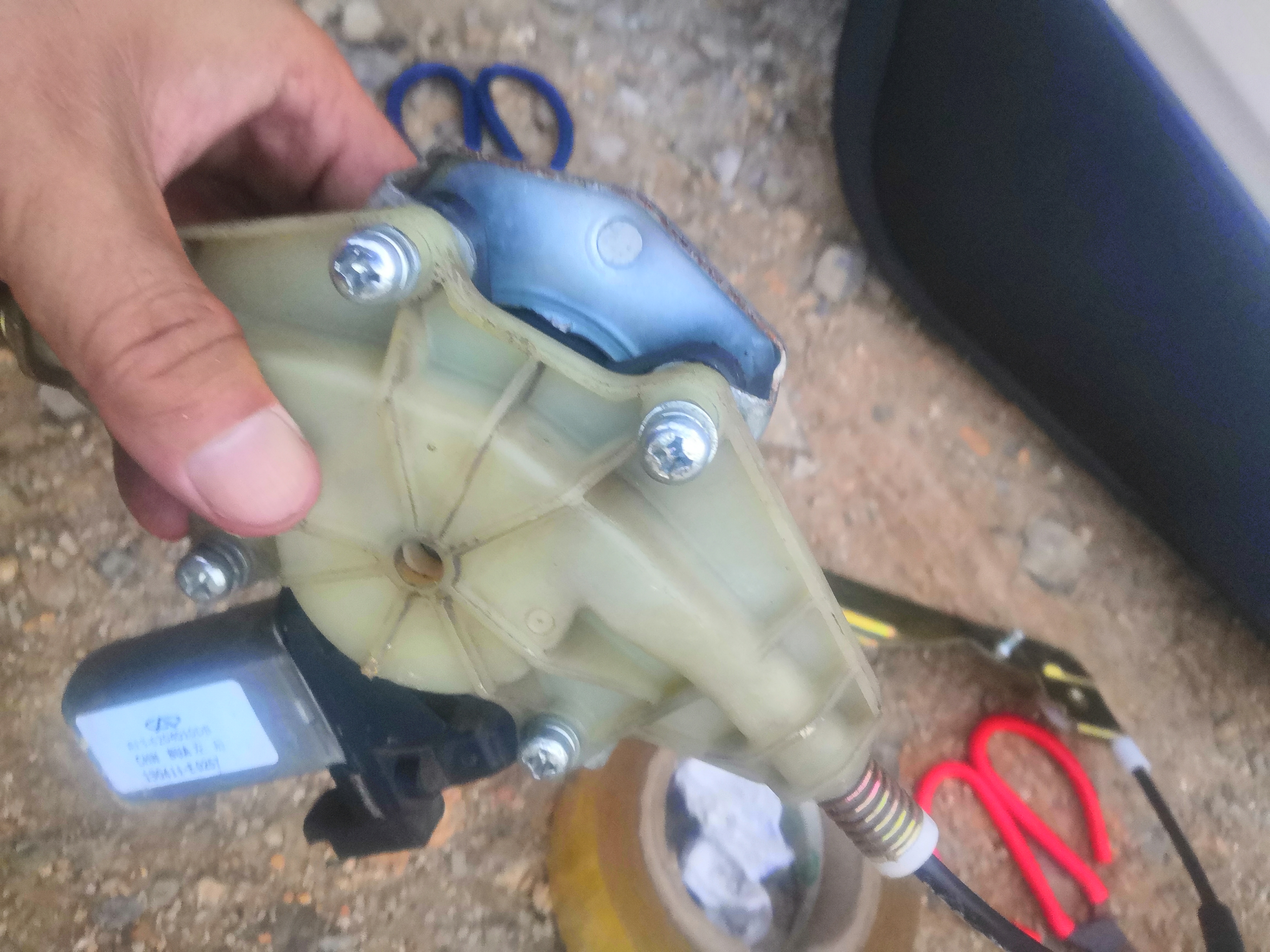 车窗下降有异响升窗没问题,车窗升到顶部吱吱响