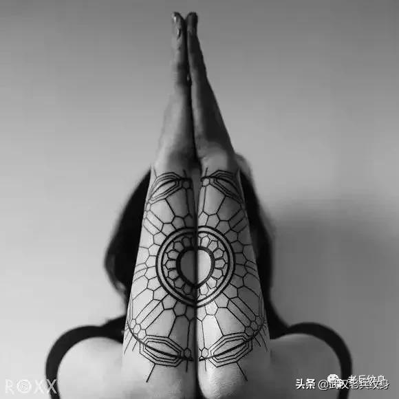 黑臂风格纹身,让人惊叹的纹身
