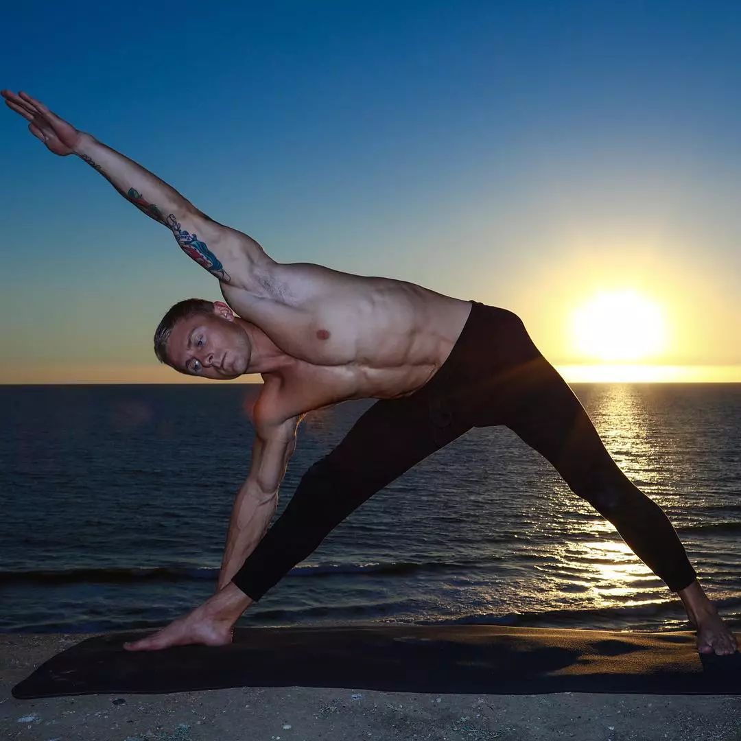 男生健身瑜伽动作,男士瑜伽拉伸肌肉