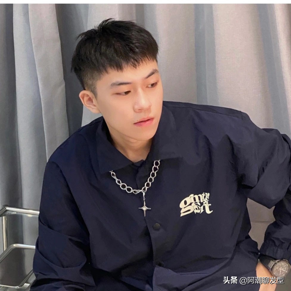 二十几岁的男生发型别再瞎剪了,试试这3款,剪完帅气涨颜值