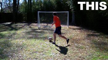 足球脚背正面接球的动作要领,足球前锋射门飞球教学