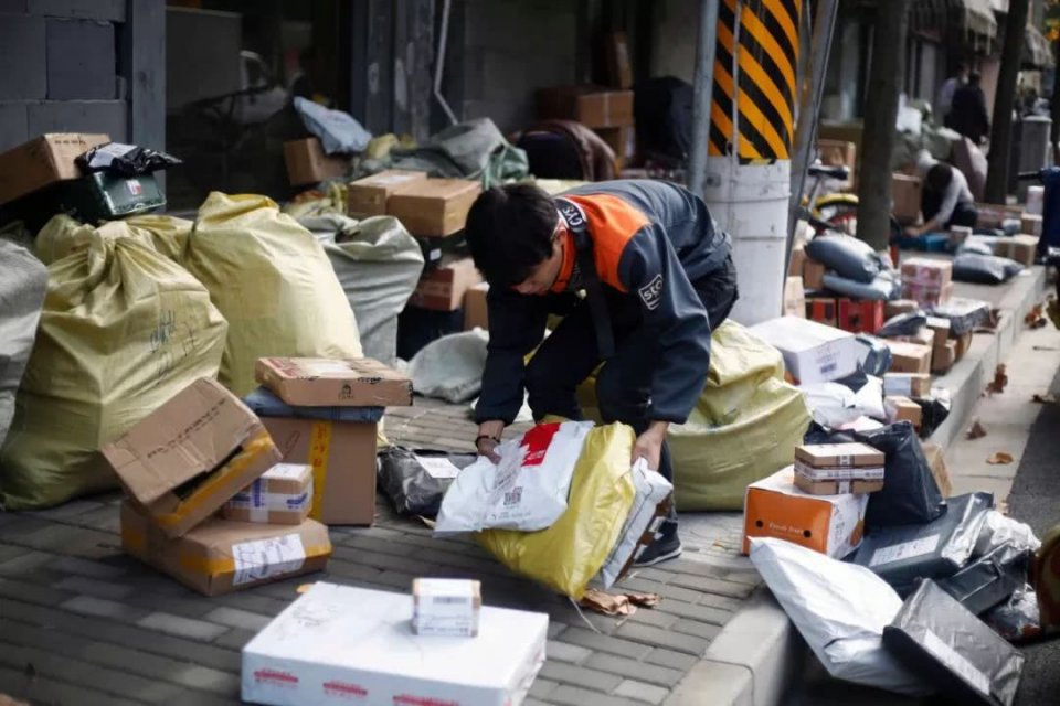 快递小哥怎样才能月入一万,快递小哥每天干14小时月薪1万