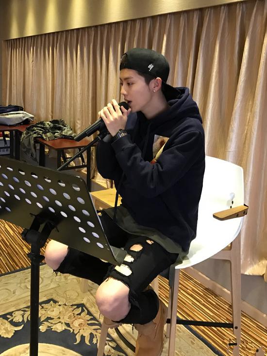 鹿晗三个人高街穿搭,鹿晗潮男穿搭