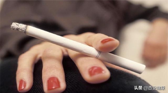 宝爸嘴里的烟卷，婴儿身上的湿疹