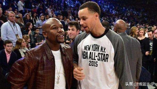 NBA球员都是合影终结者！奥胖单手擒何炅，姚主席如同深海泰坦