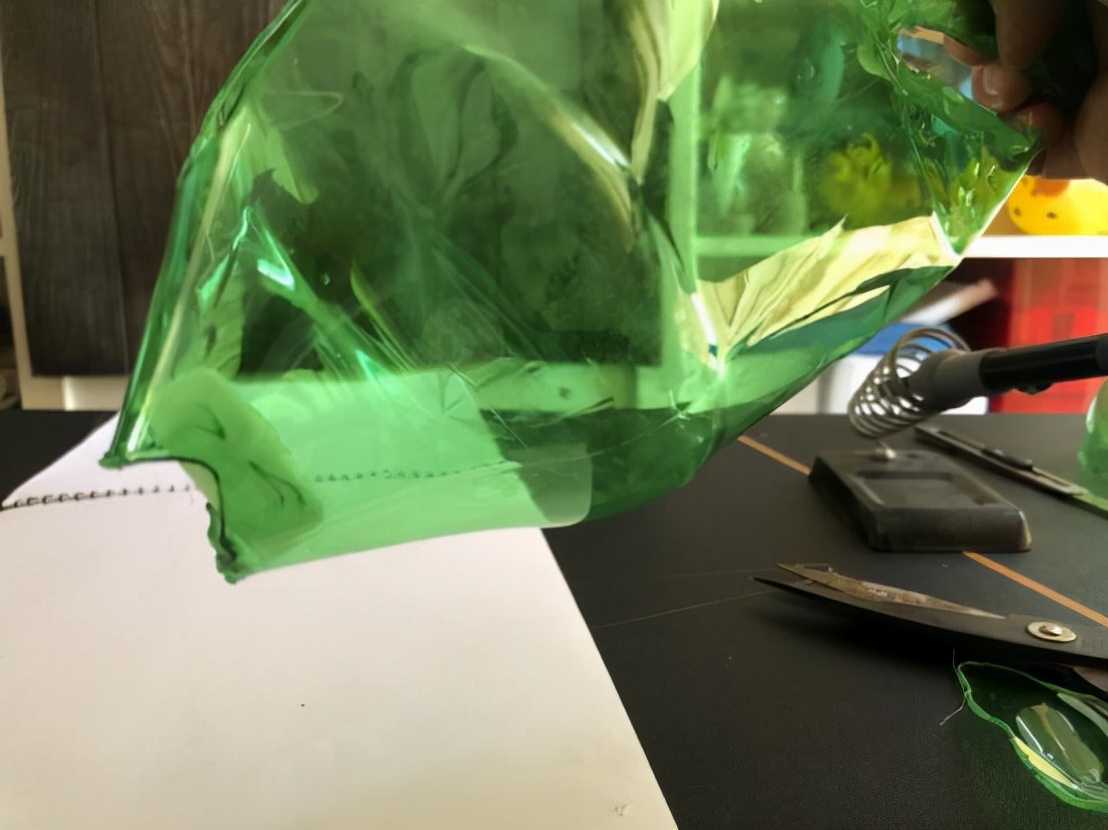 废物利用手工假山鱼缸,矿泉水瓶废物利用养金鱼