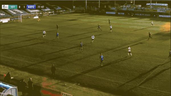 把光头当成足球,摄像机把裁判光头当足球