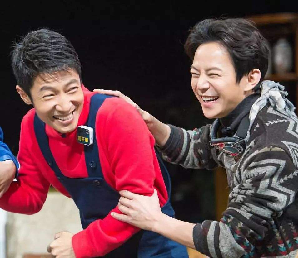 康辉董卿第一次同台视频,董卿为救丈夫卖豪宅