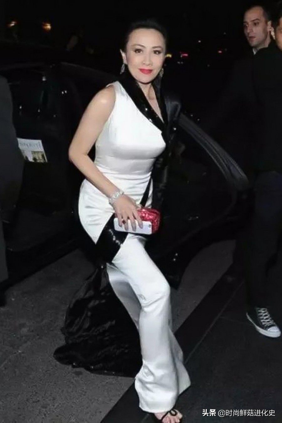 刘嘉玲穿蕾丝裤出席活动 (刘嘉玲紧身裤穿搭)