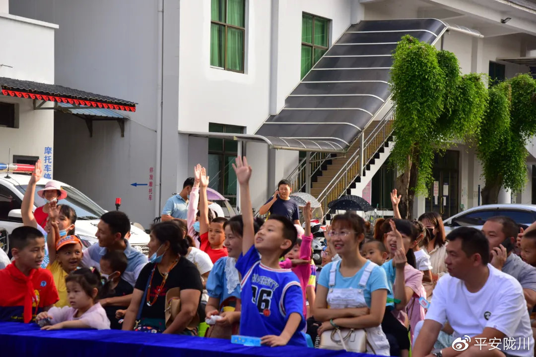 第一次走进警营过六一,迎六一进警营