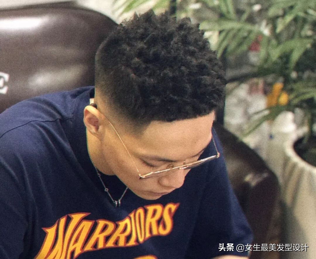 黑皮肤适合的发色卷发,黑皮肤适合烫什么发型好