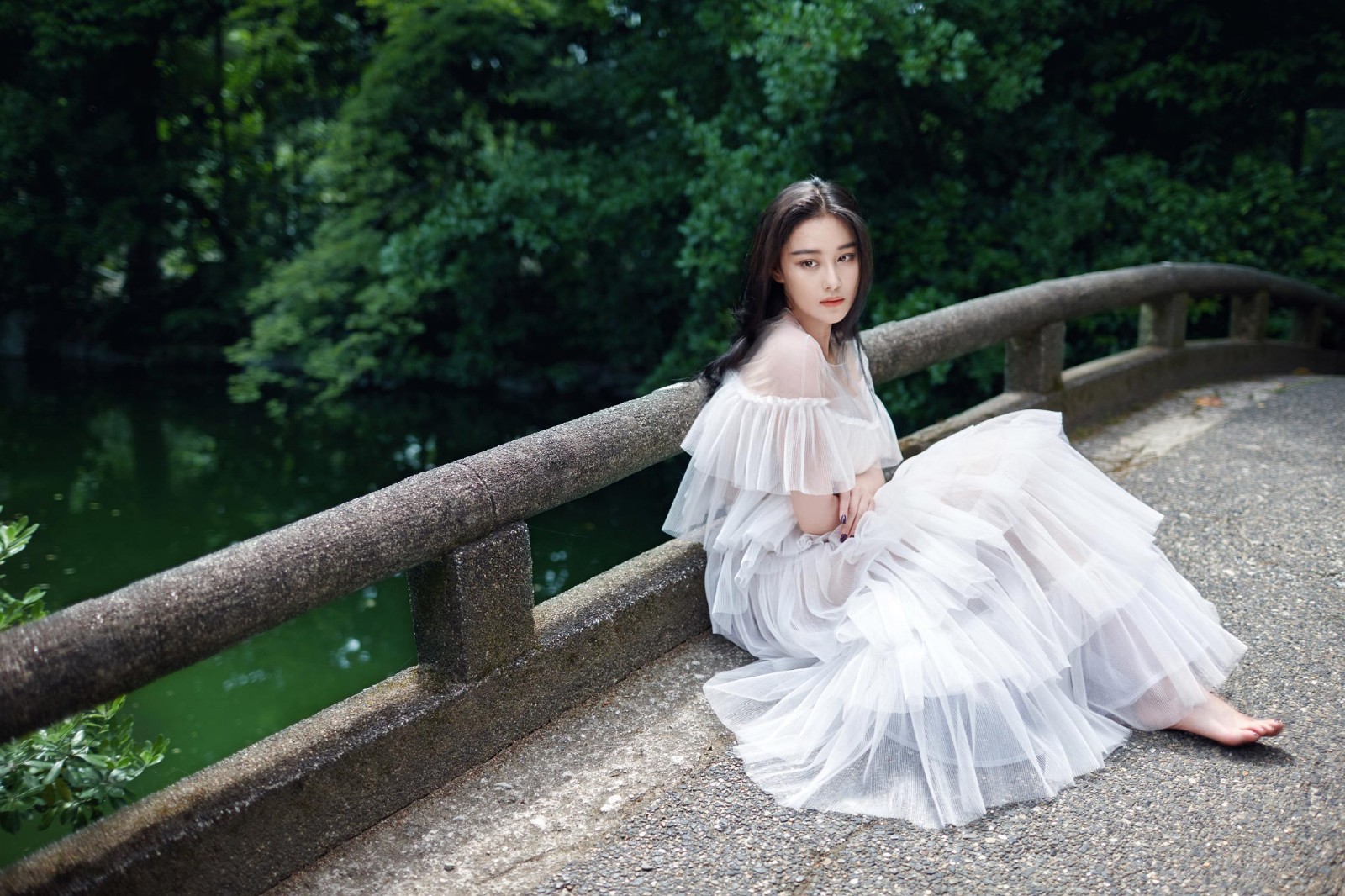 她因录综艺节目恋爱结婚，亮片衣配开叉裙，被赞“最时髦军嫂”