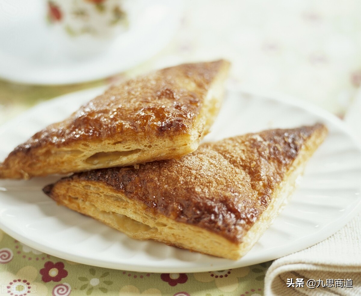 小伙摆摊卖千层饼,小伙摆摊卖鸡蛋饼三年