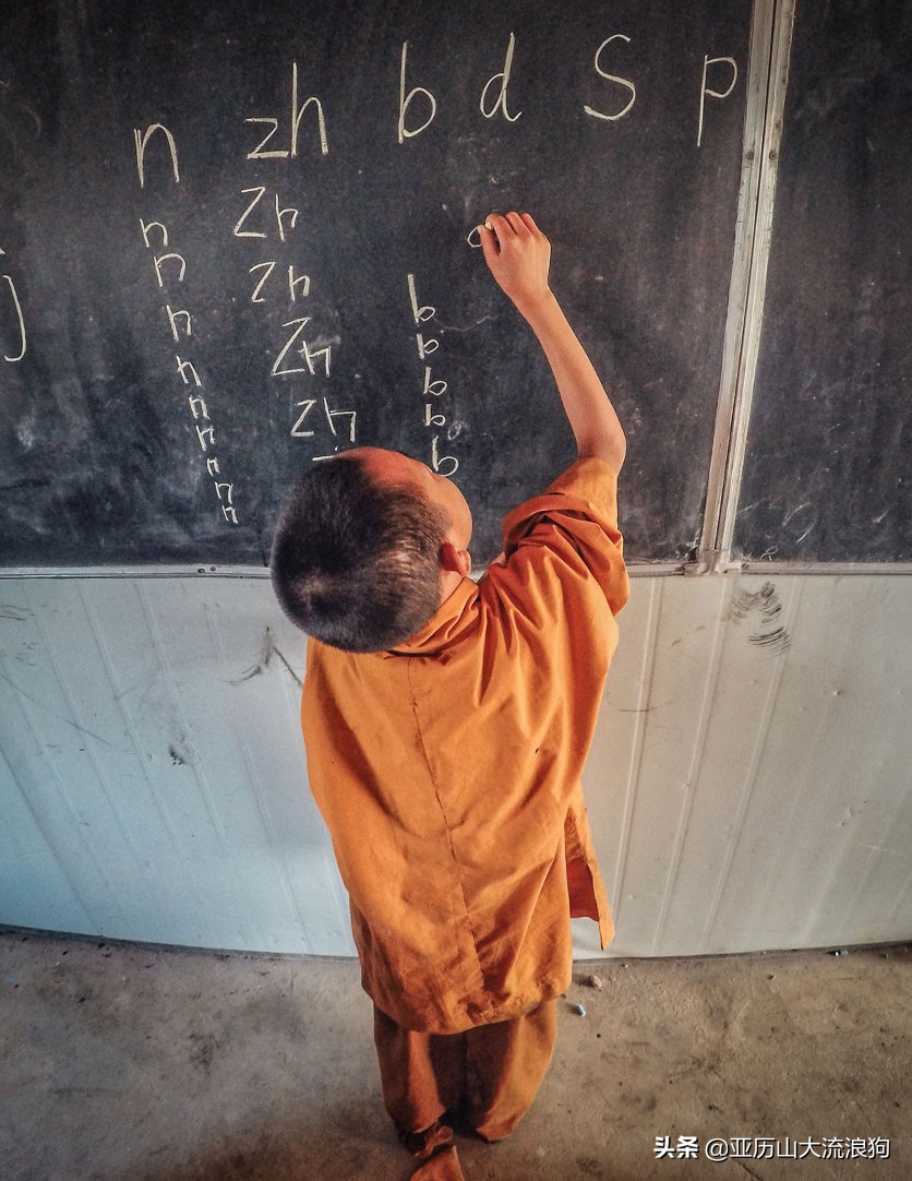 中缅边境的佛寺,旅途中遇到藏区僧人