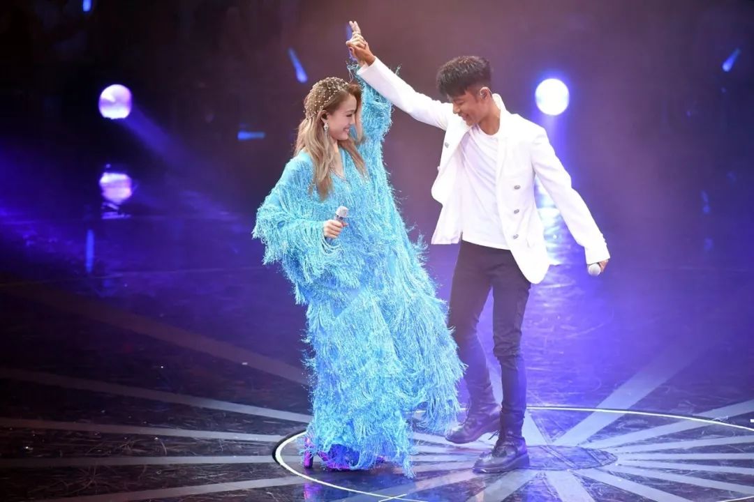 容祖儿张学友刘德华,容祖儿演唱会刘德华出场