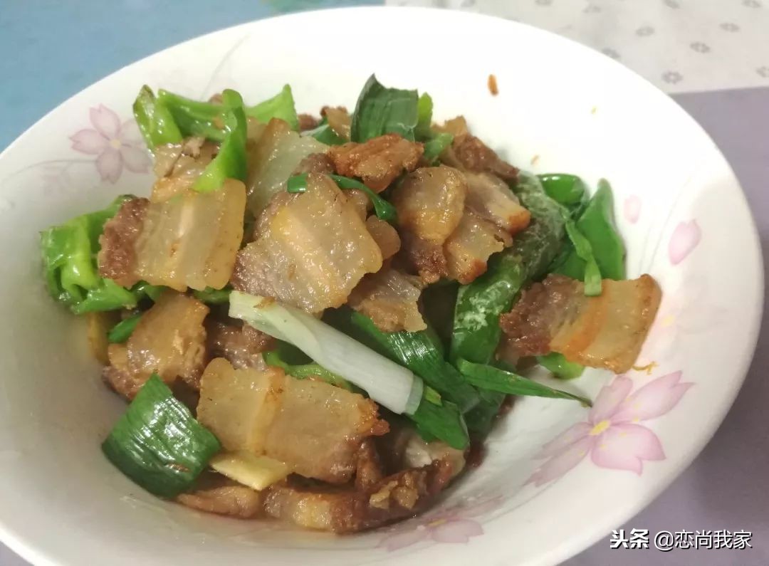腊肉炒青椒的做法腊肉用不用煮熟,青椒和猪肉简直就是绝配