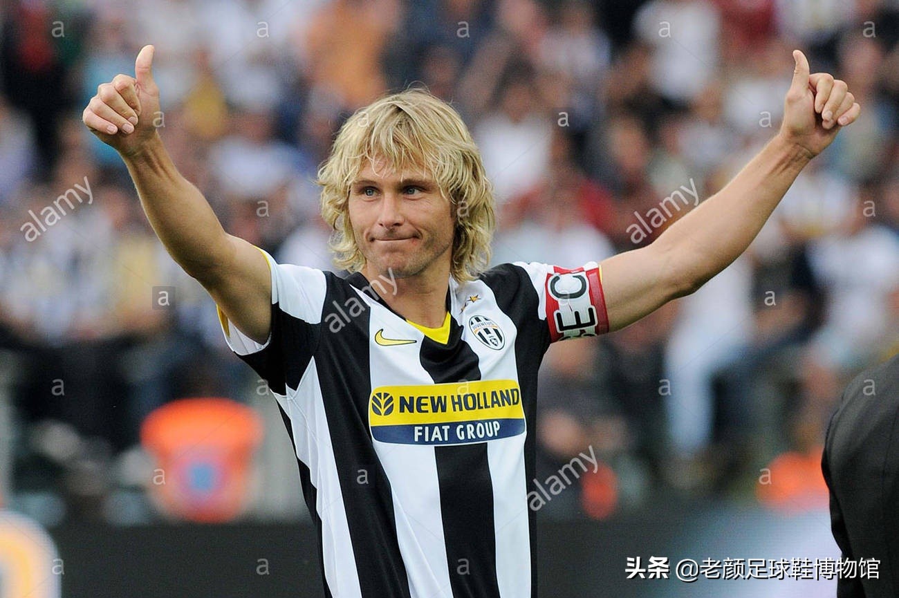 捷克铁人前锋出道，踢中场成名，欧锦赛上跑不死的边翼卫加盟蓝鹰