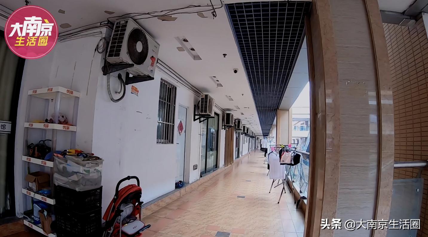 南京南站CBD旁的大型购物中心，商家纷纷撤离，如今却住满了人