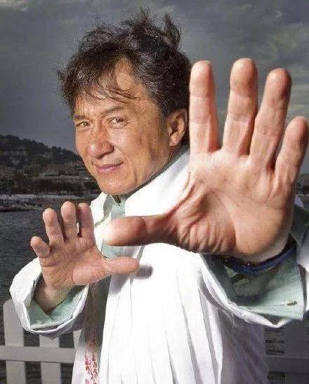 洪金宝67岁身体硬朗,洪金宝坐轮椅苍老消瘦