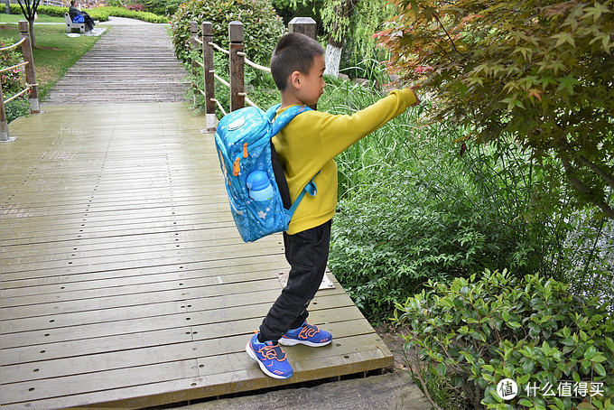 别让孩子输在起跑线，背上GMT for Kids挪威小方包，轻便 舒适 充裕