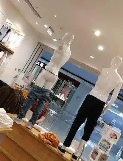 优衣库kaws联名连帽卫衣,优衣库联名kawst恤