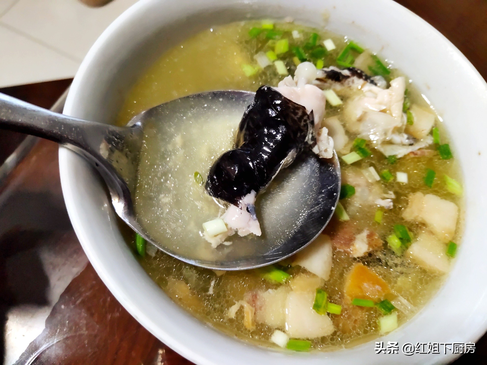 石蛙配上火腿蒸20分钟出锅，鲜嫩到连最后一滴汤都不愿意剩